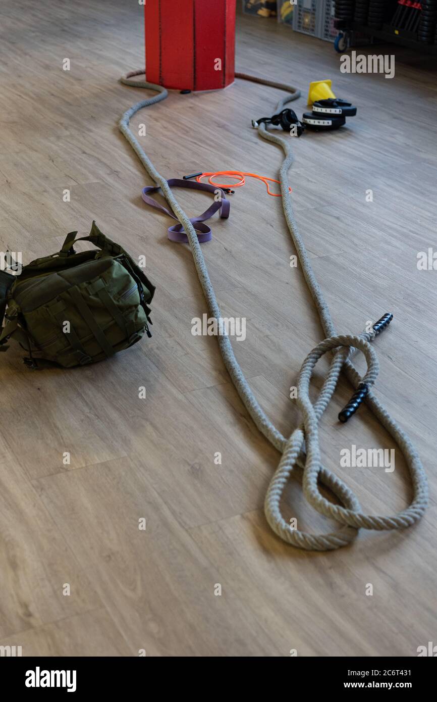 Attrezzature da palestra per il campo di stivali e allenati con il bicchiere del bollitore, la corda, la borsa da sabbia nella palestra sul pavimento. Shot verticale. Foto Stock