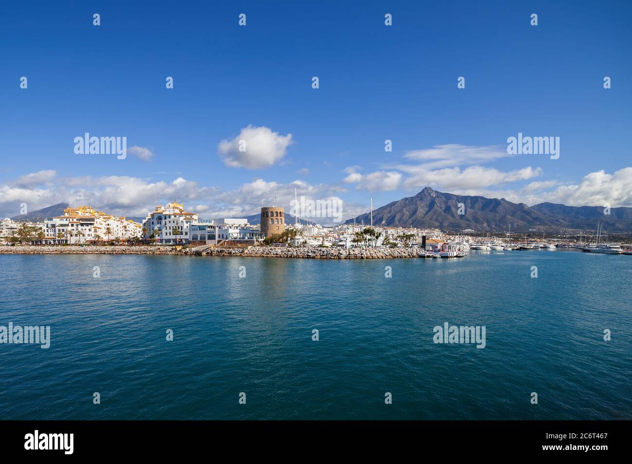 Vista mare skyline di Puerto Banus, porto turistico e città sulla Costa del  Sol nel comune di Marbella, Spagna Foto stock - Alamy