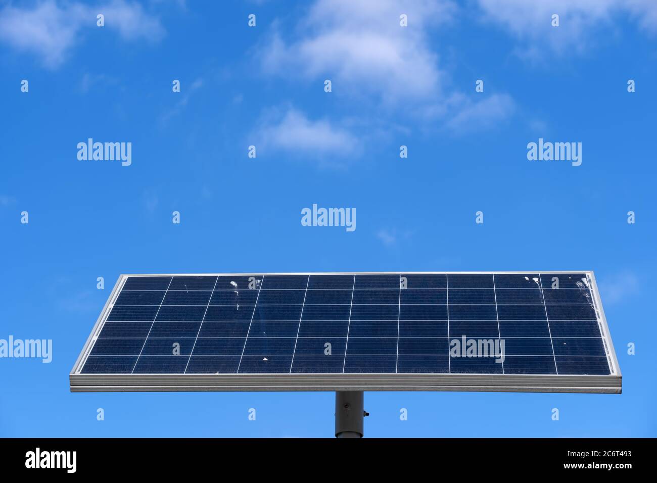 Pannello solare contro lo spazio blu copia cielo, fonte di energia verde rinnovabile da modulo fotovoltaico Foto Stock