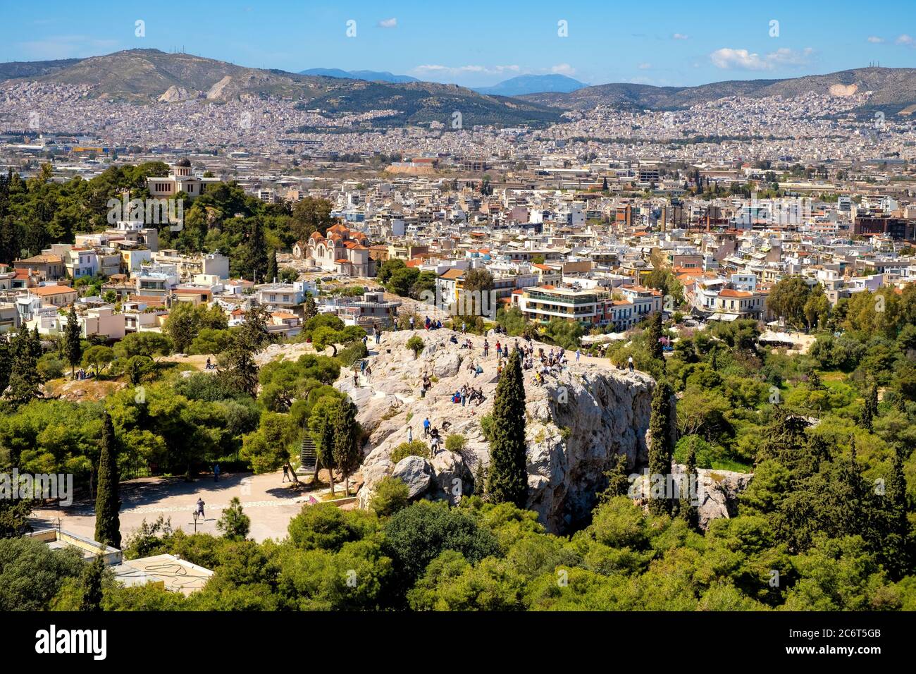 Atene, Attica / Grecia - 2018/04/02: Vista panoramica della roccia di Areopagus - Areios Pagos - vista dalla collina dell'Acropoli con la metropolitana Atene in backgroun Foto Stock