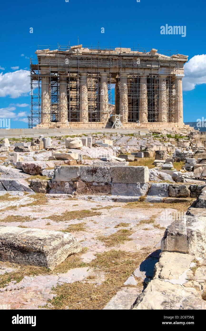 Atene, Attica / Grecia - 2018/04/02: Vista panoramica del Partenone - tempio della dea Atena - all'interno dell'antico complesso dell'Acropoli ateniana in cima ad Acropoli Foto Stock