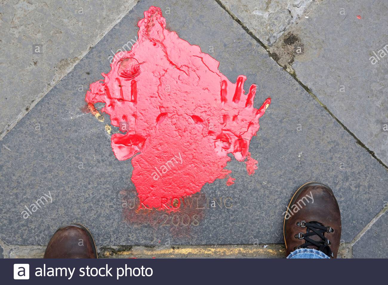 Edimburgo, Scozia, Regno Unito. 12 luglio 2020. Autore J.K. Le stampe di Rowling vandalized con vernice rossa alle camere della città in una risposta apparente ai suoi commenti riguardo alla comunità transgender. Credit: Craig Brown/Alamy Live News Foto Stock Edimburgo, Scozia, Regno Unito. 12 luglio 2020. Autore J.K. Le stampe di Rowling vandalized con vernice rossa alle camere della città in una risposta apparente ai suoi commenti riguardo alla comunità transgender. Credit: Craig Brown/Alamy Live News Foto Stock