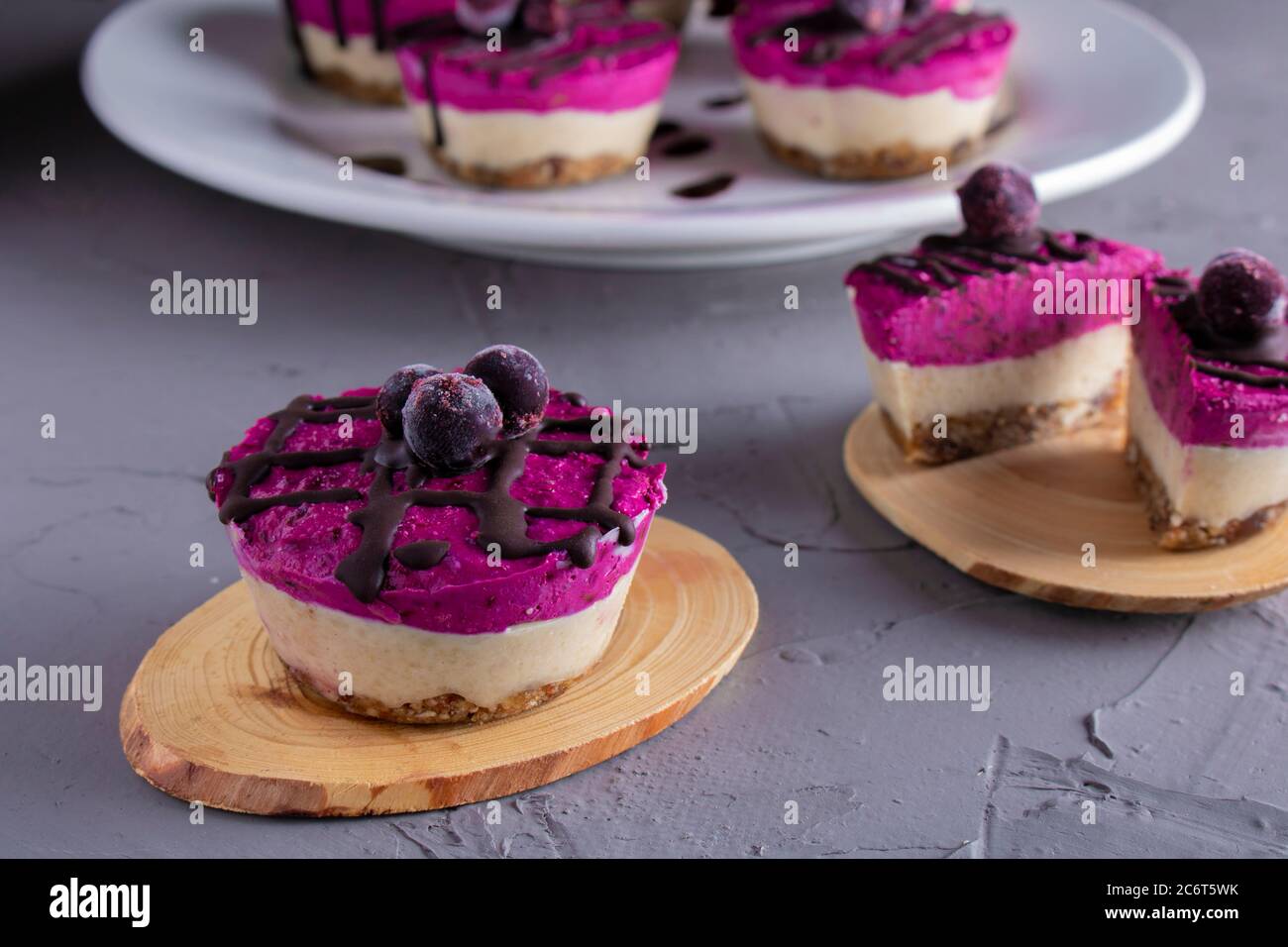 cheesecake al ribes nero senza zucchero, senza glutine. Sfondo grigio gesso Foto Stock