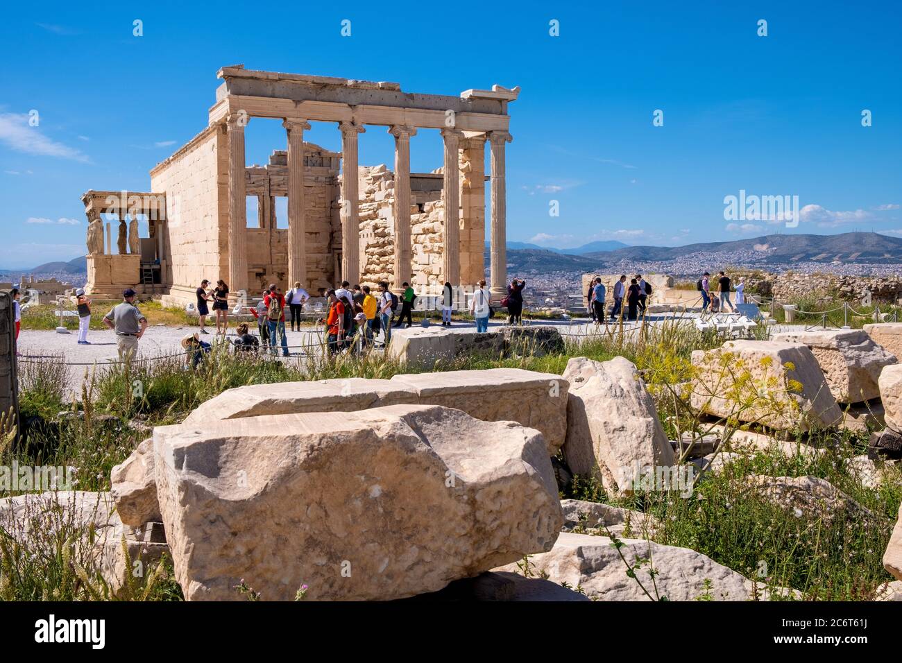 Atene, Attica / Grecia - 2018/04/02: Vista panoramica del Partenone - tempio della dea Atena - all'interno dell'antico complesso dell'Acropoli ateniana in cima ad Acropoli Foto Stock