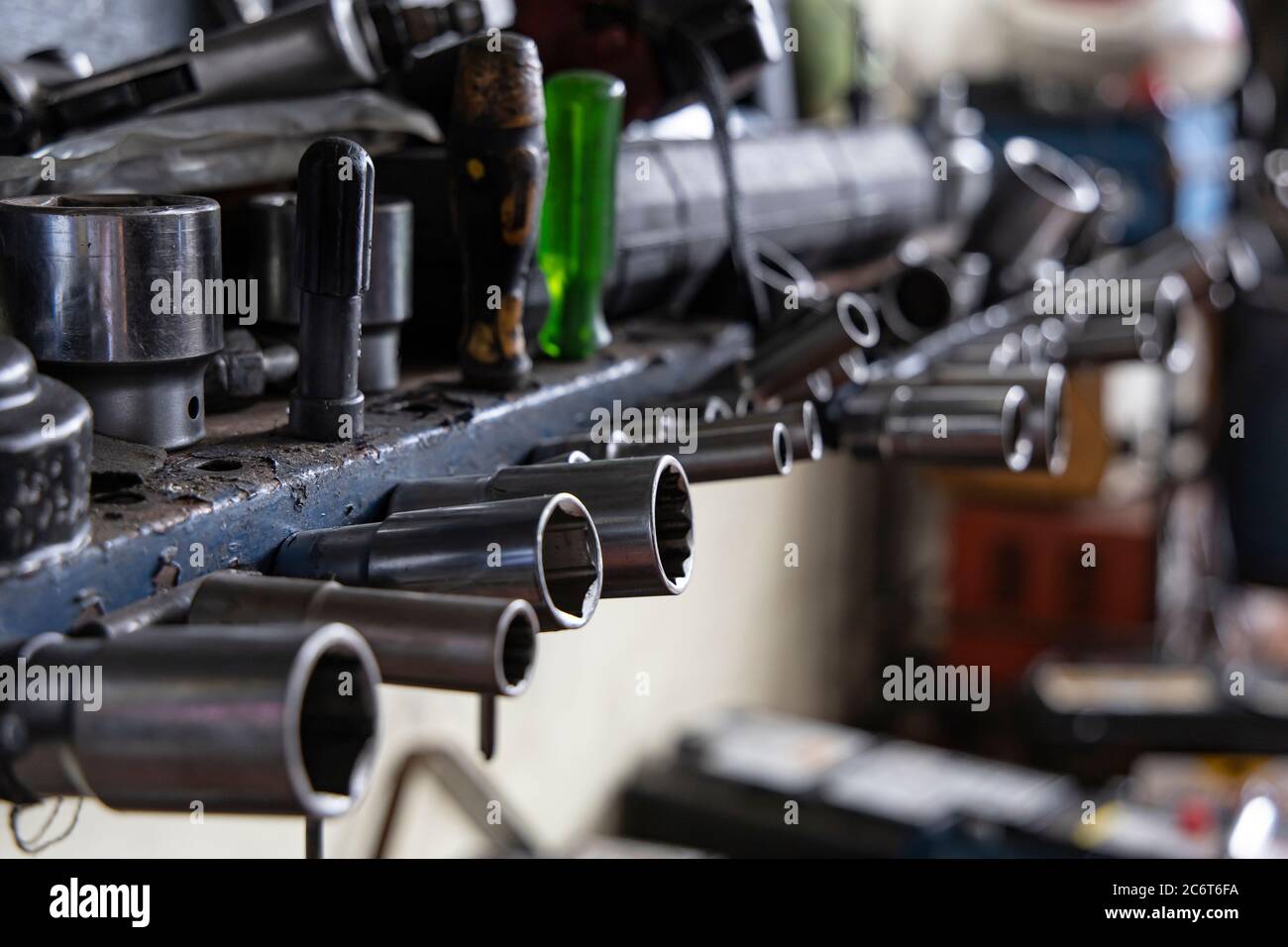 Primo piano su un sacco di chiave a bussola e attrezzi presso il negozio di meccanica. Foto Stock