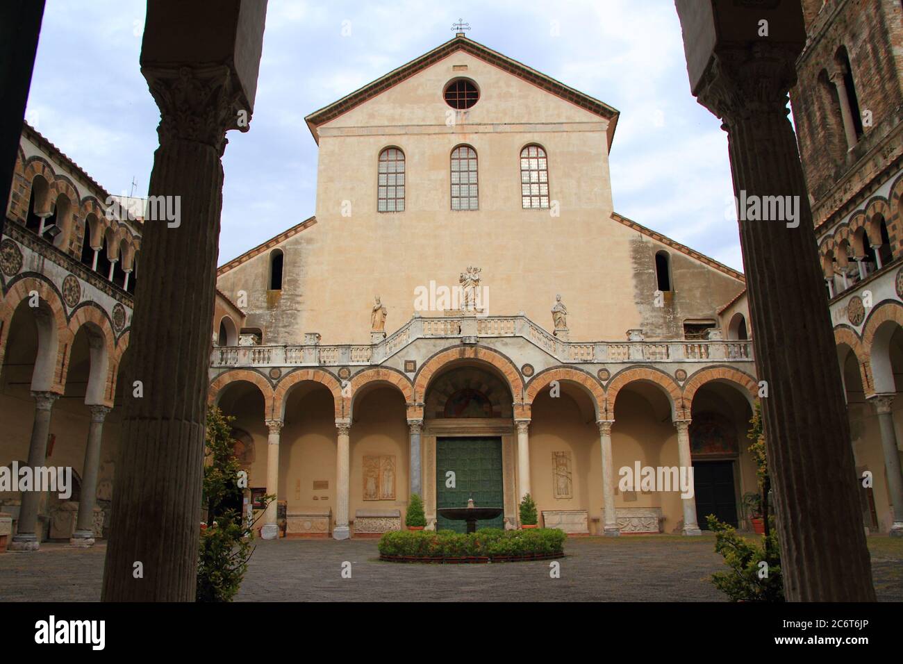 Cortile interno con vista sul Duomo di Salerno, noto anche come Cattedrale di San Matteo. San Matteo è anche patrono della città. Foto Stock