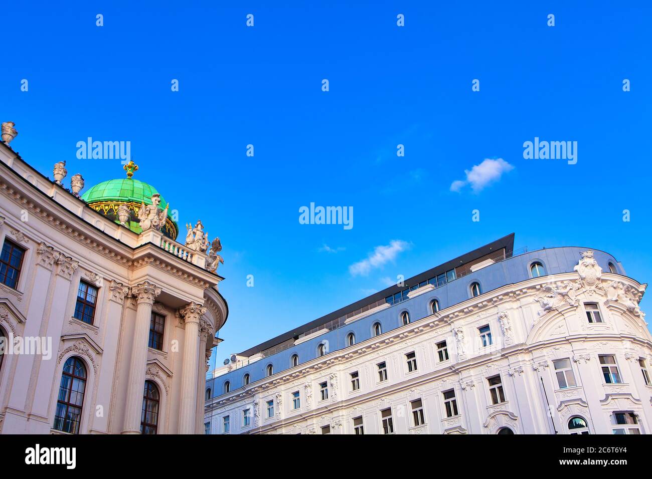 Architettura viennese classica con sculture sul tetto Foto Stock