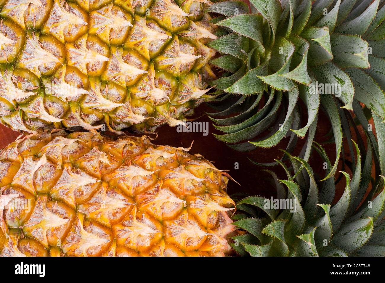 guscio di ananas maturo su fondo texture sano cibo di frutta di ananas isolato Foto Stock