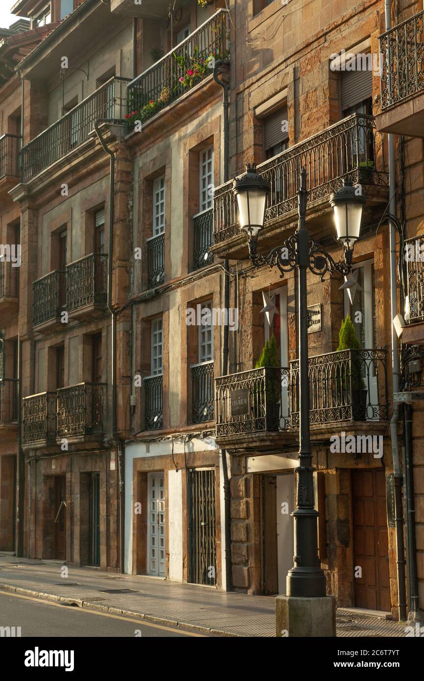 Oviedo, Spagna - 11 dicembre 2018: Calle Rosal Foto Stock