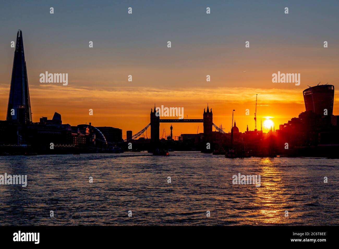 Edifici dalle linee sinuate lungo il Tamigi a Londra, al tramonto Foto Stock