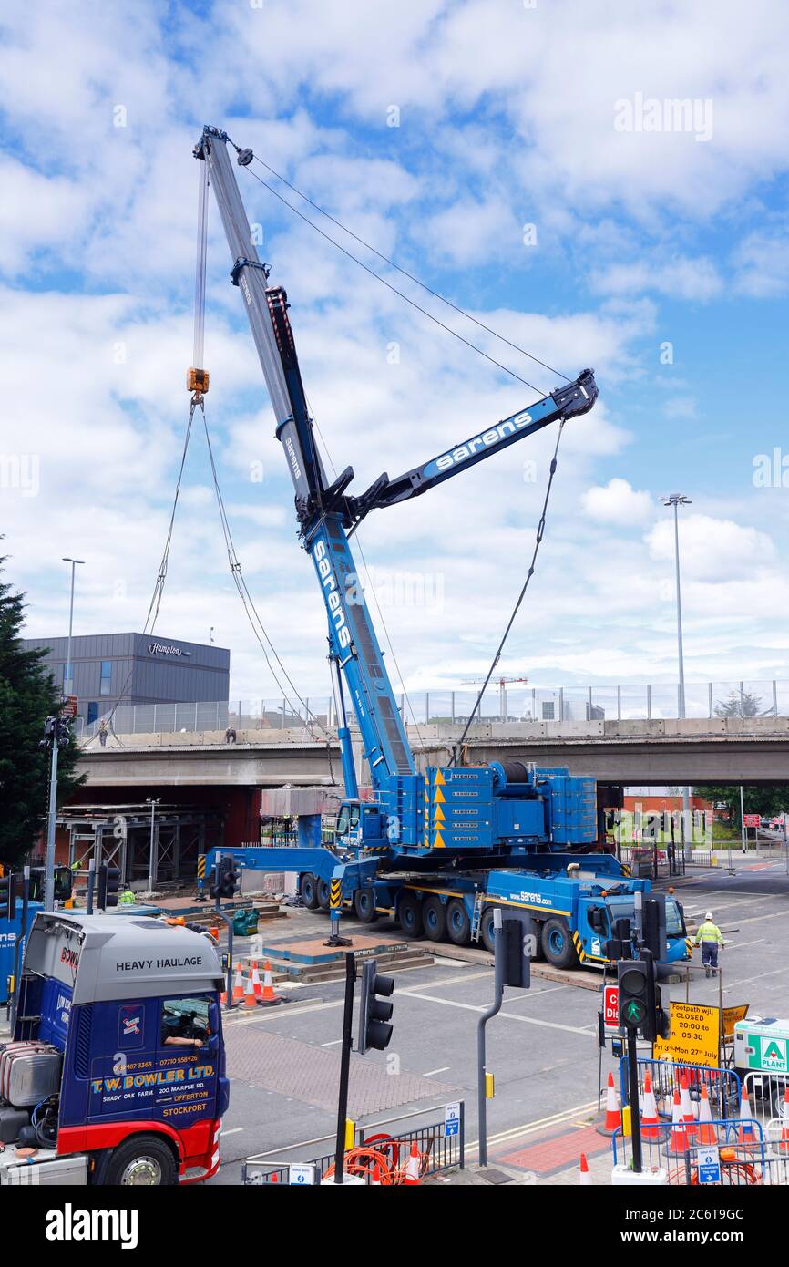 Demolizione di Regent Street Flyover a Leeds. Una gru Liebherr LTM 1750 di Sarens, solleva sezioni di ponte su caricatori bassi. Foto Stock