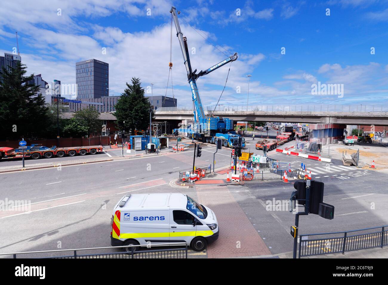 Demolizione di Regent Street Flyover a Leeds. Una gru Liebherr LTM 1750 di Sarens, solleva sezioni di ponte su caricatori bassi. Foto Stock