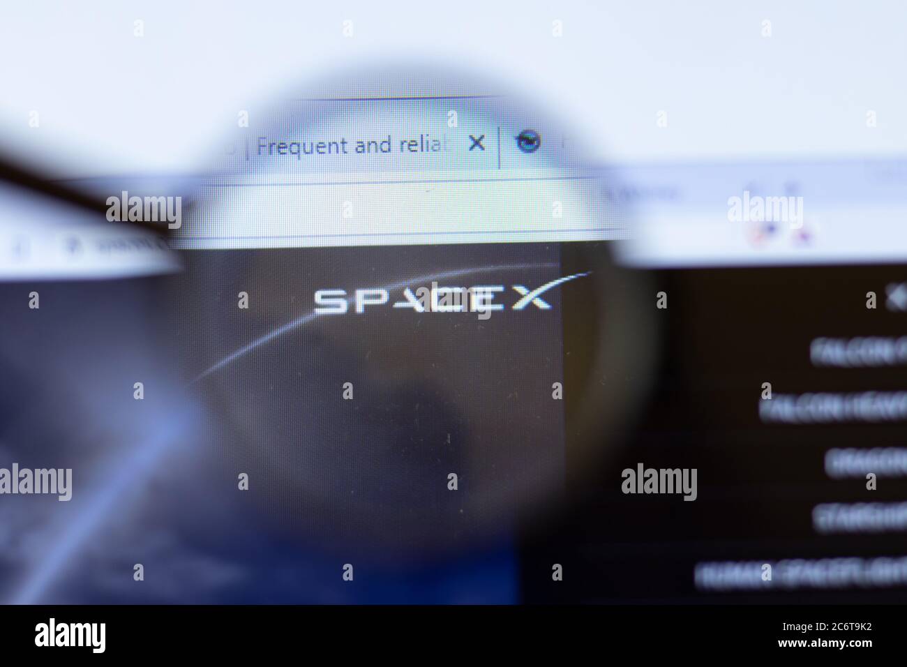 Mosca, Russia - 1 Giugno 2020: Sito SpaceX con logo , Editoriale illustrativo Foto Stock