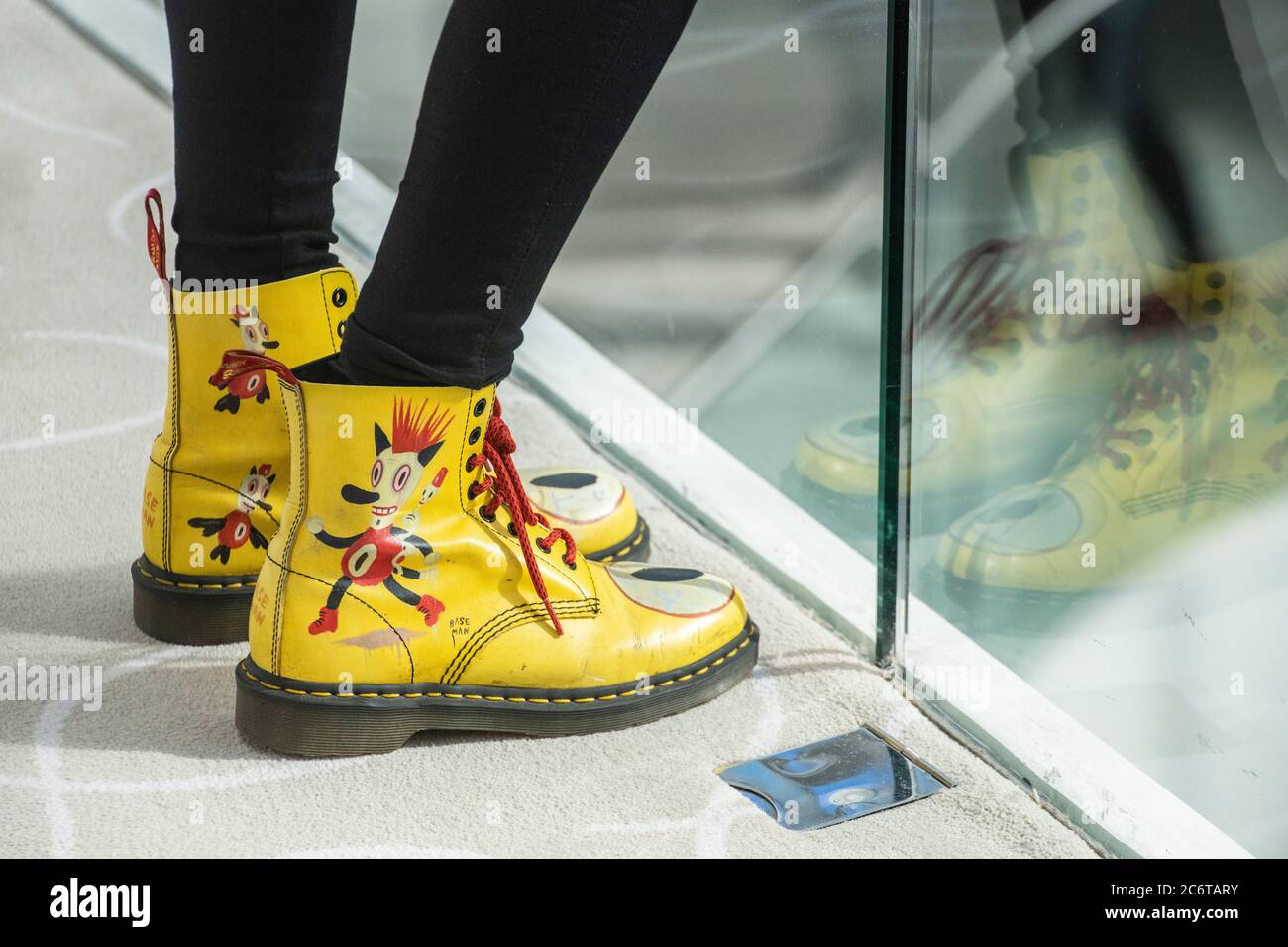 Un paio di scarpe Dr Marten personalizzate gialle molto fresche Foto Stock