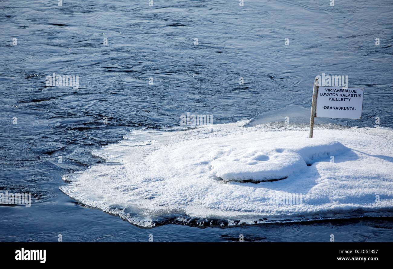 Area acqua privata . Accedere in finlandese , informando che la pesca è consentita solo ai proprietari (membri della cooperativa ) di questo ruscello, Finlandia Foto Stock