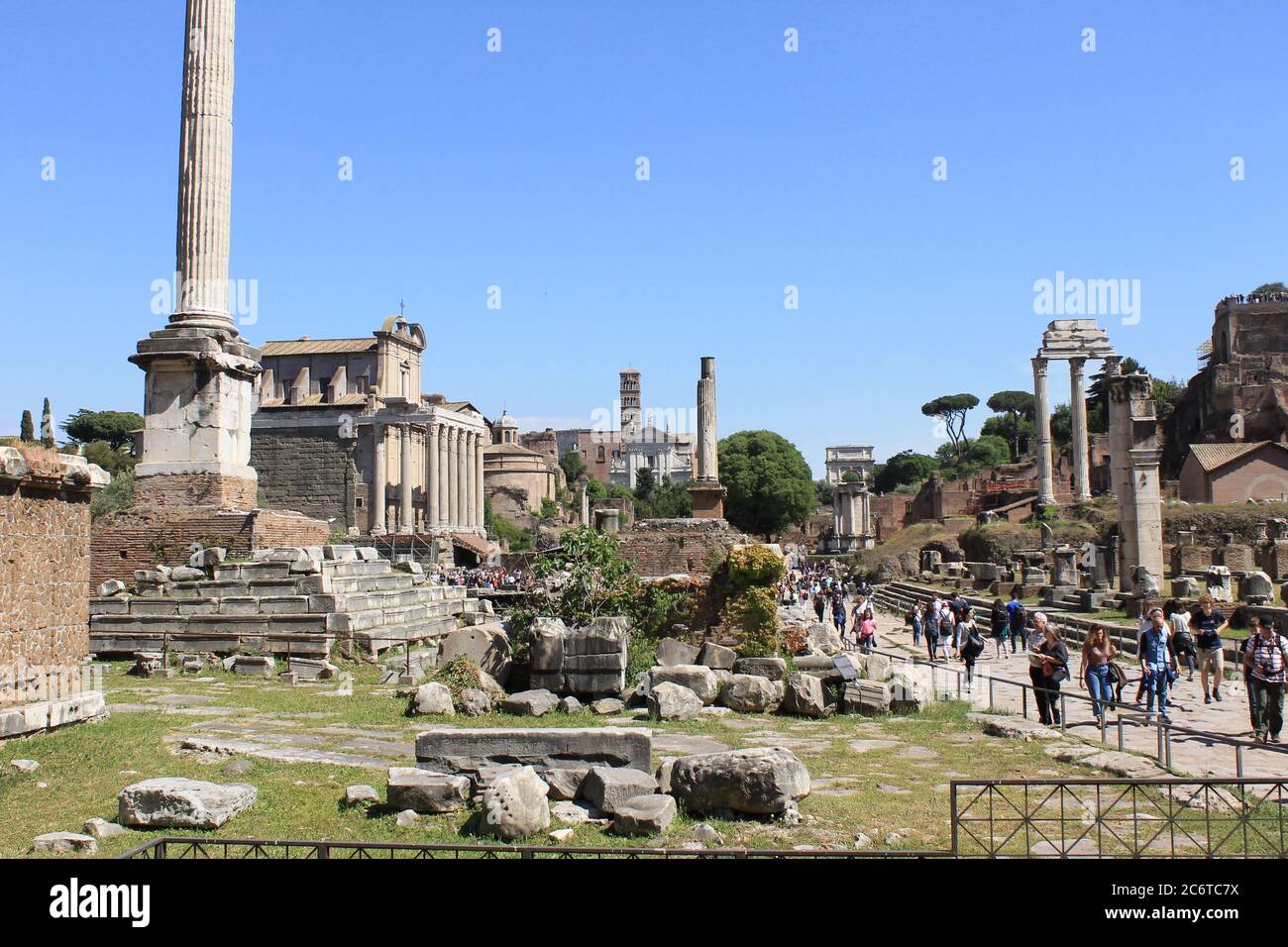 Nell'antica città di Roma sorge il tempio di Saturno, oggi visibile nei fori imperiali. Foto Stock