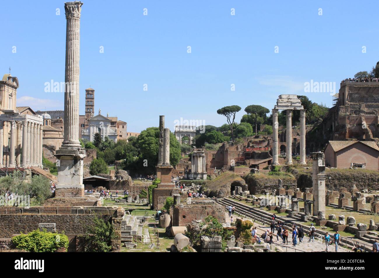 Nell'antica città di Roma sorge il tempio di Saturno, oggi visibile nei fori imperiali. Foto Stock