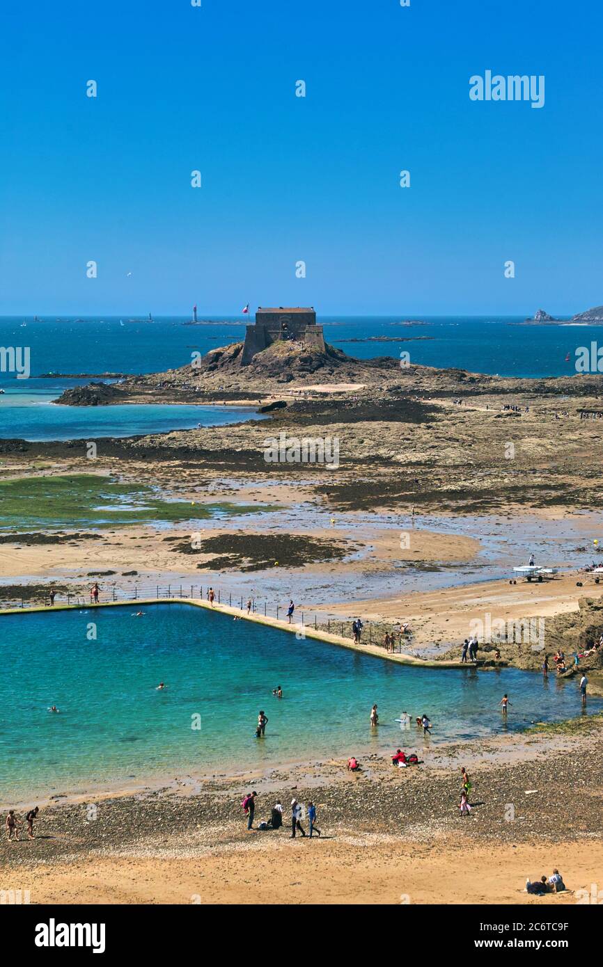 Saint Malo, Bretagna, Francia. Europa. A bassa marea è ancora possibile nuotare in questa grande piscina con acqua di mare. Foto Stock