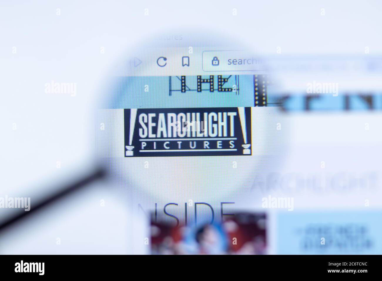 Mosca, Russia - 1 Giugno 2020: Sito web Searchlight Pictures con logo , Editoriale illustrativo Foto Stock