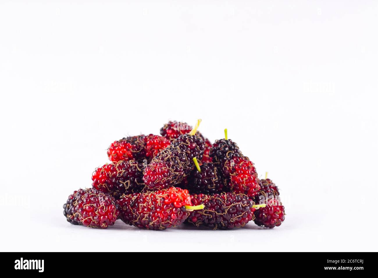 Il Mulberry è un frutto dolce che è su sfondo bianco cibo sano di frutta di gelso isolato Foto Stock