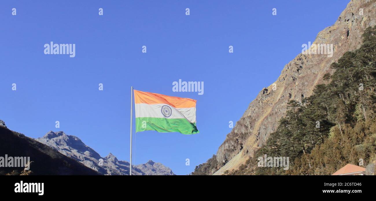 La bandiera nazionale indiana sventolando nel vento vicino al passo di bum la, vicino al confine con la cina dell'india (LAC), distretto di tawang di arunachal pradesh in india Foto Stock
