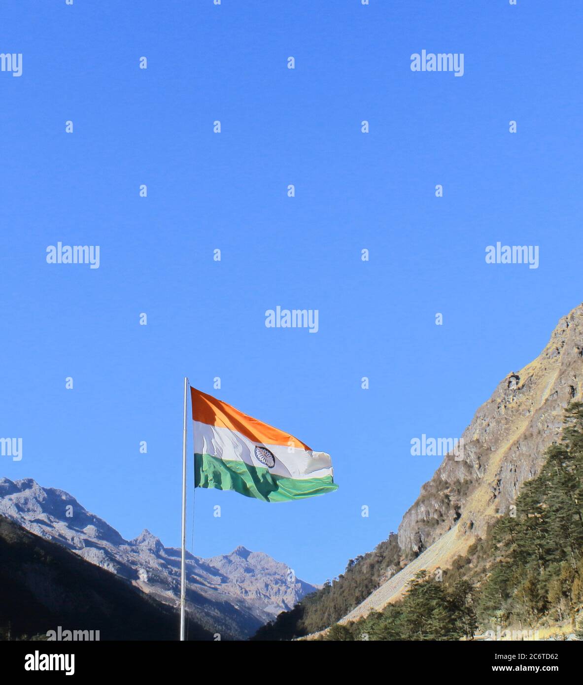 La bandiera nazionale indiana sventolando nel vento vicino al passo di bum la, vicino al confine con la cina dell'india (LAC), distretto di tawang di arunachal pradesh in india Foto Stock