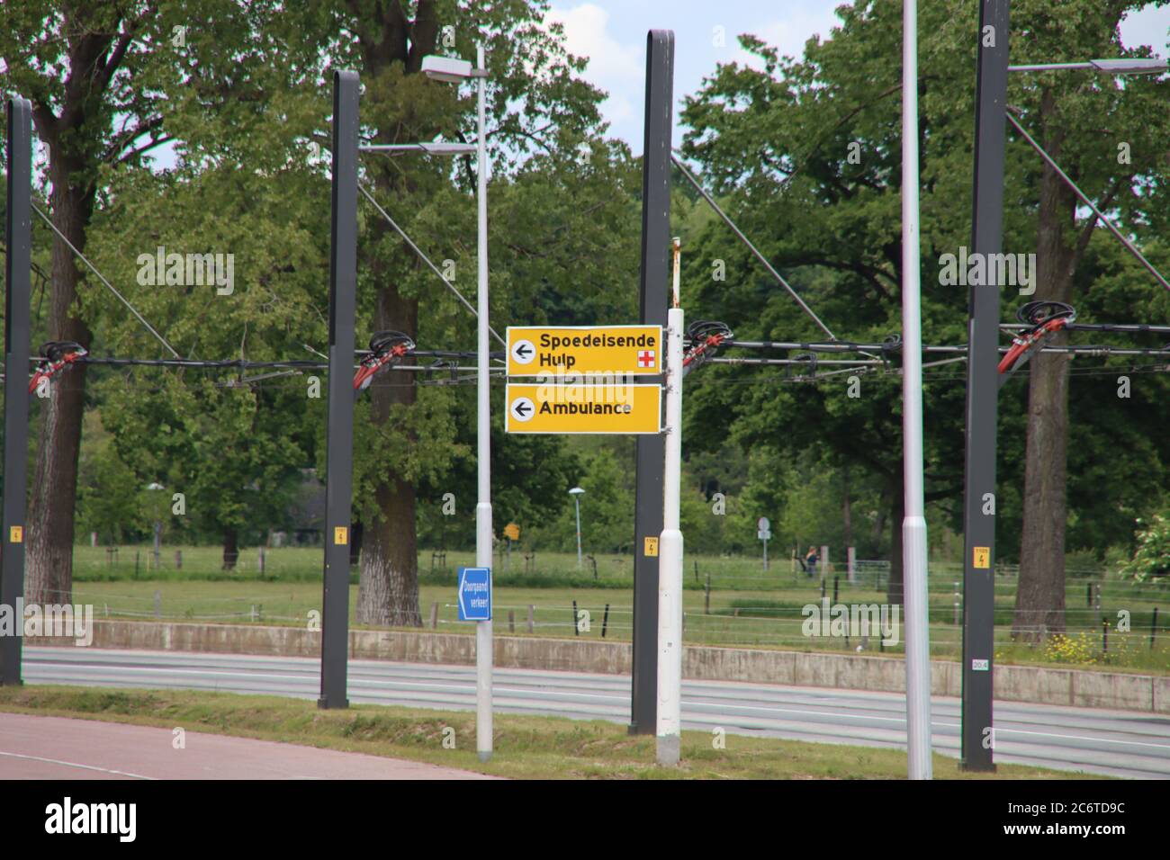 Cartello di direzione in giallo direzione della rotta di emergenza per l'ingresso ambulanza dell'ospedale Utrecht UMC e SEH Foto Stock