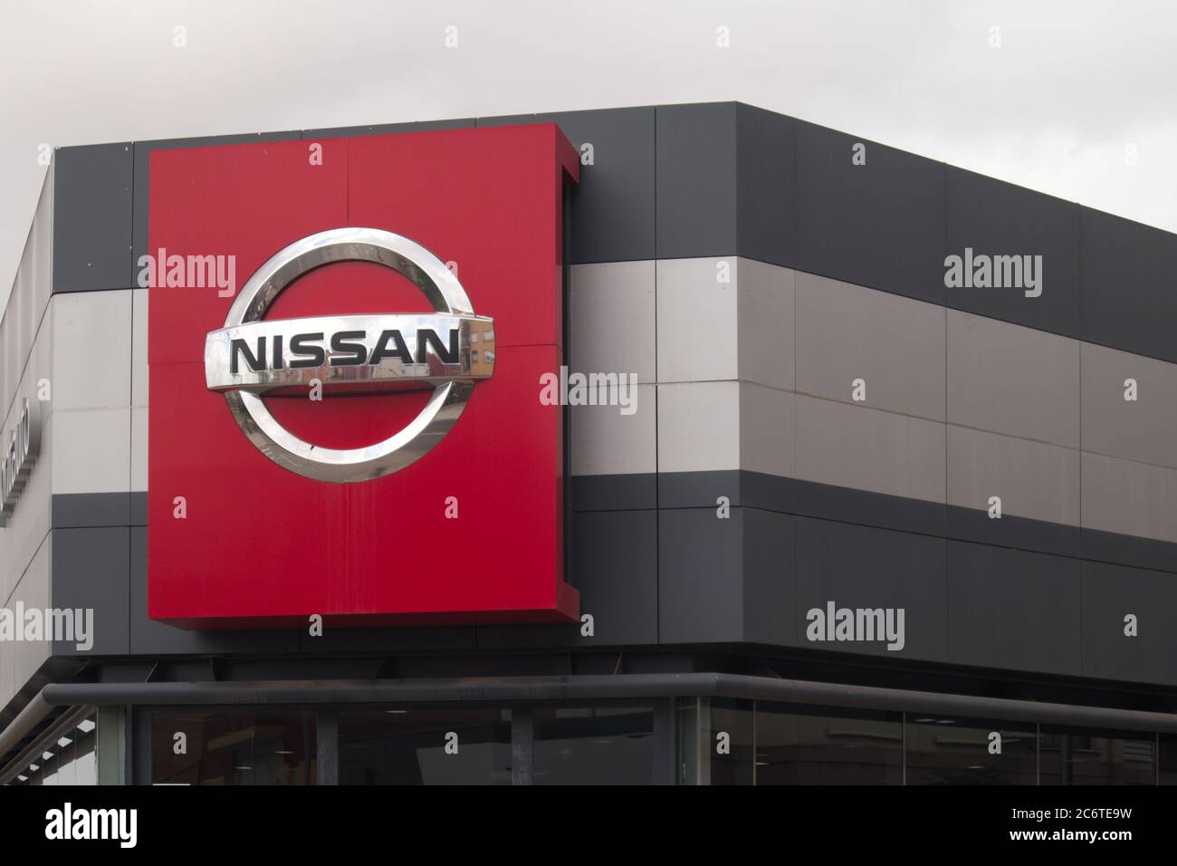 2020. Spagna. Logo del marchio Nissan sulla facciata di uno dei suoi concessionari di automobili Foto Stock