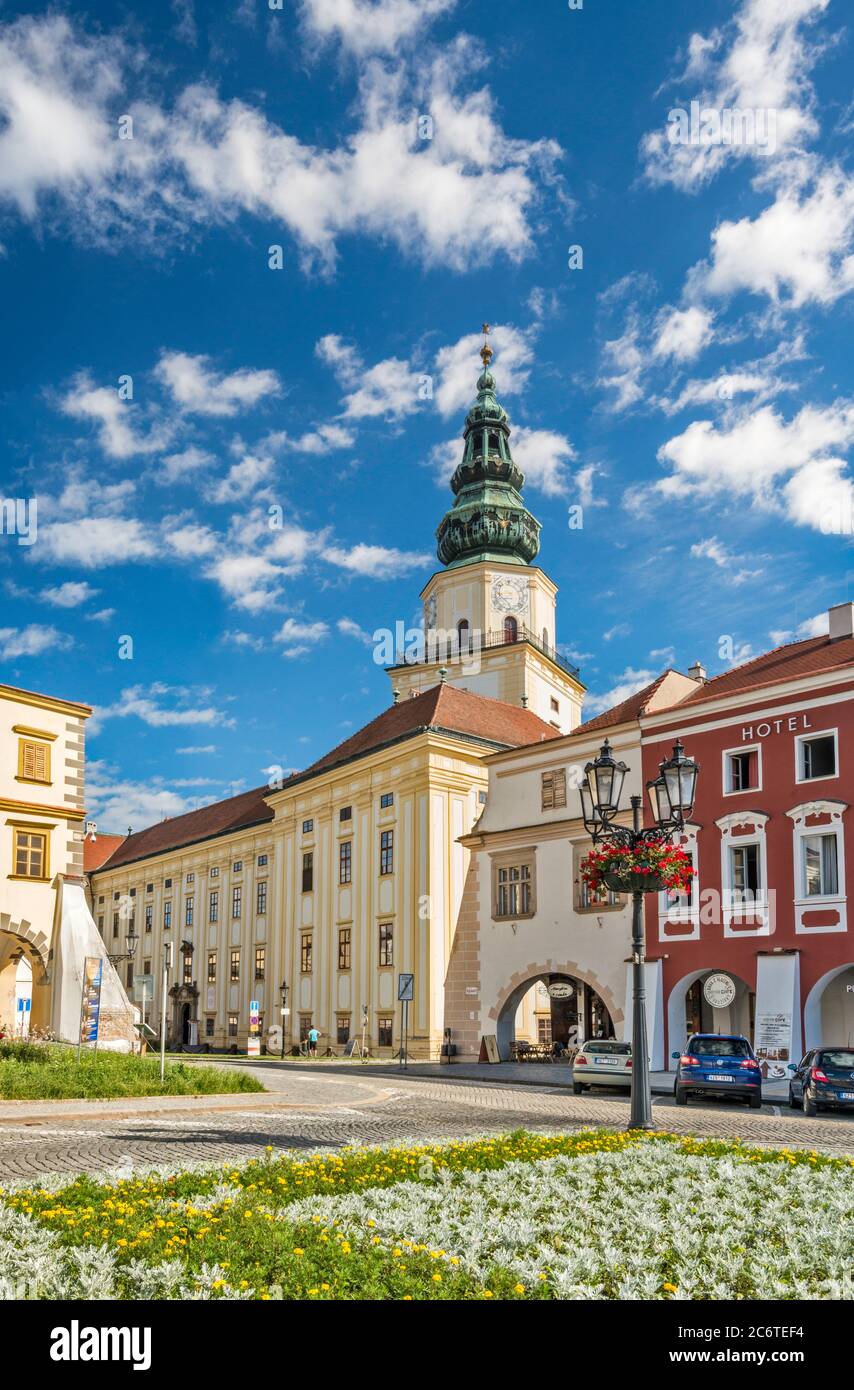 Palazzo Arcivescovile (Castello di Kromeriz), vista da Velke namesti, piazza principale di Kromeriz, Moravia, Regione Zlin, Repubblica Ceca Foto Stock