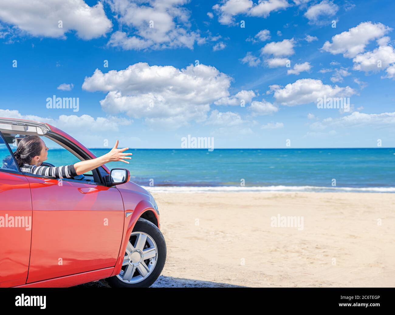 Auto rossa sulla spiaggia. Foto Stock