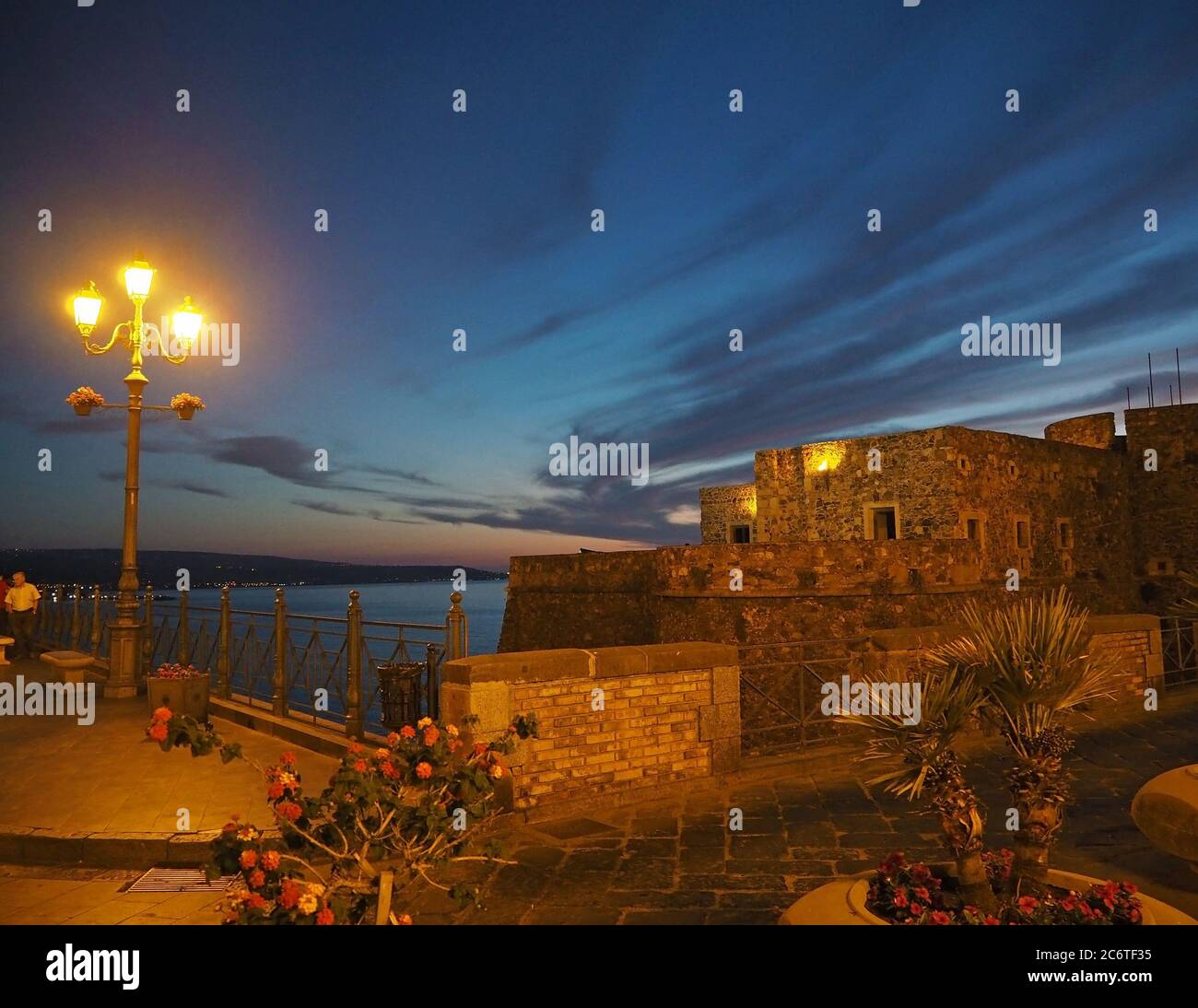 Scena notturna in città Pizzo, Calbria, Italia - fortezza vista mare in luce dorata lampada Foto Stock