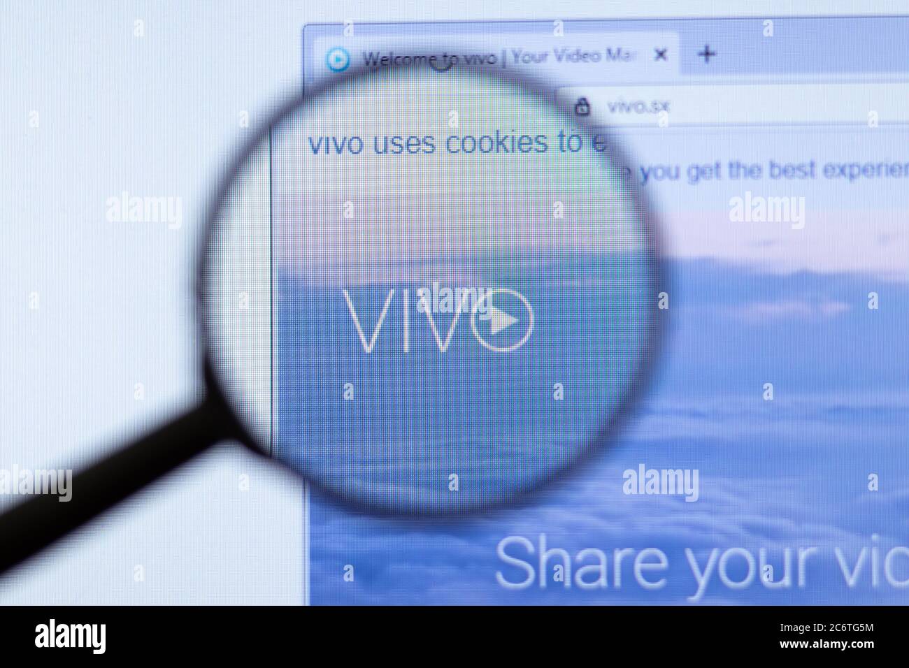 Mosca, Russia - 1 giugno 2020: Vivo sito web con logo , Editoriale illustrativo Foto Stock