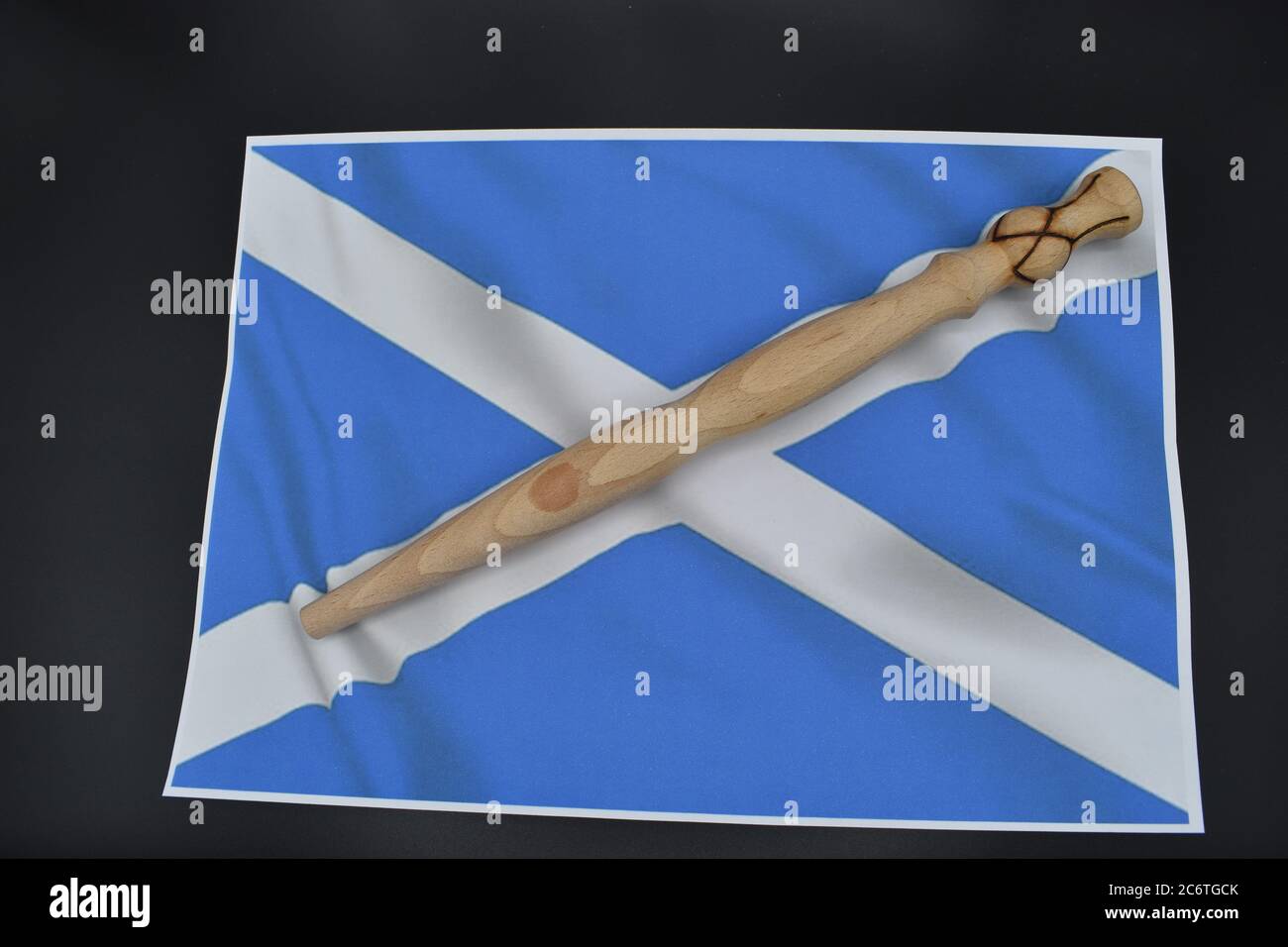 Uno sprurtle è un bastone di legno che viene utilizzato in Scozia per mescolare il porridge mentre cuoce. Foto Stock