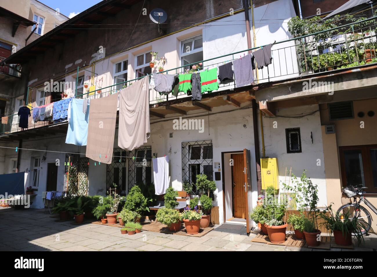 Cracovia. Cracovia. Polonia. Loungry che asciuga nel cortile della casa di affito a Podgorze, vecchio distretto della classe operaia della città. Foto Stock