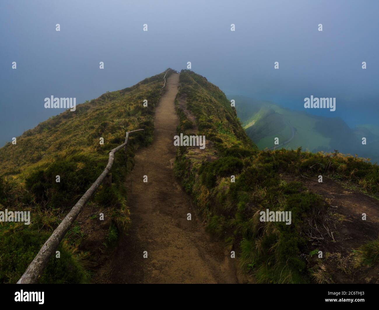 Punto panoramico Miradouro da Boca do Inferno affacciato sui laghi di Sete Cidades, laghi ricoperti da nebbia e nuvole. Sao Miguel nelle Azzorre Foto Stock