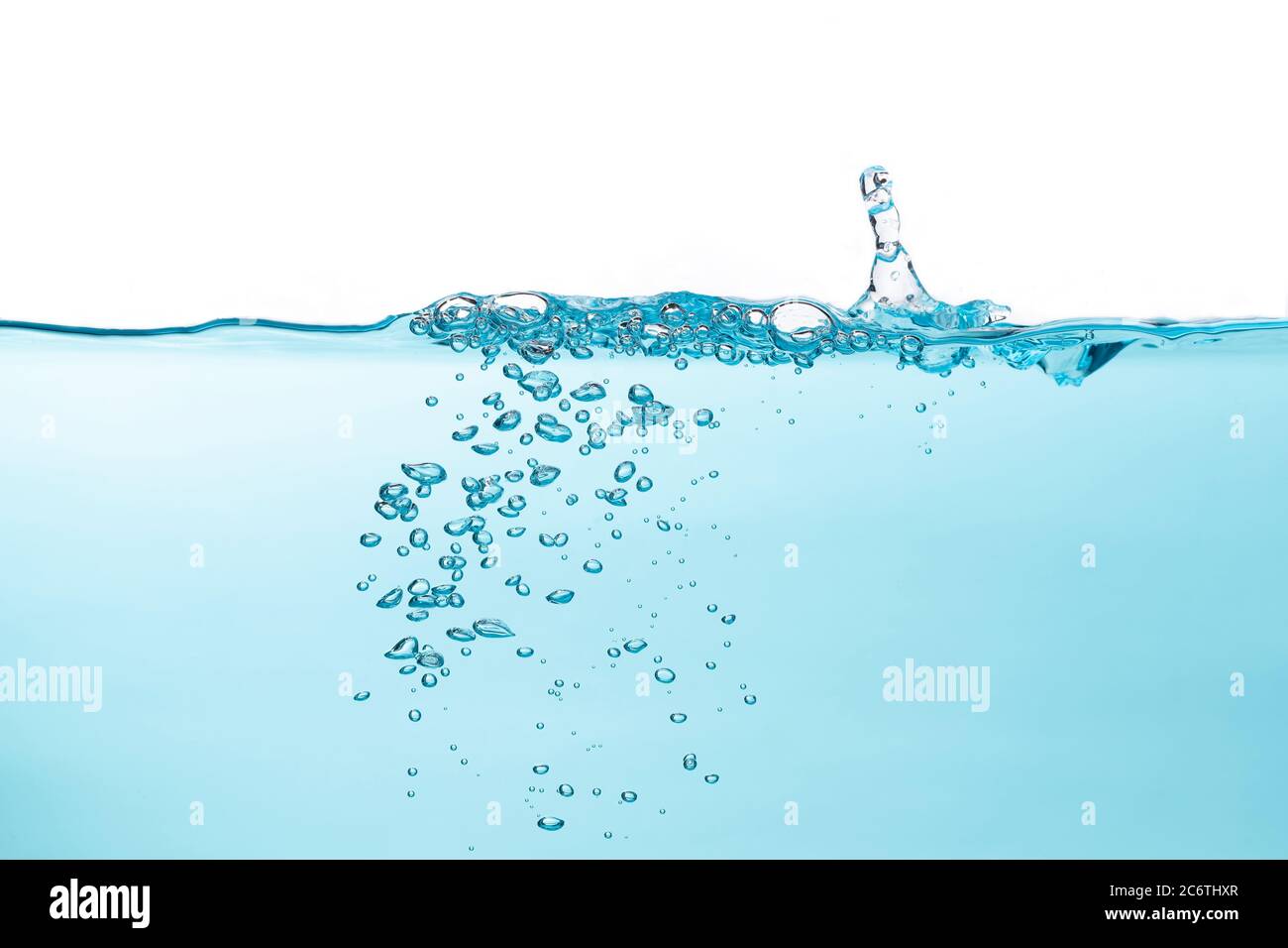 Bolle d'aria e spruzzi d'acqua, acqua spruzzata isolata su sfondo bianco e blu. Foto Stock