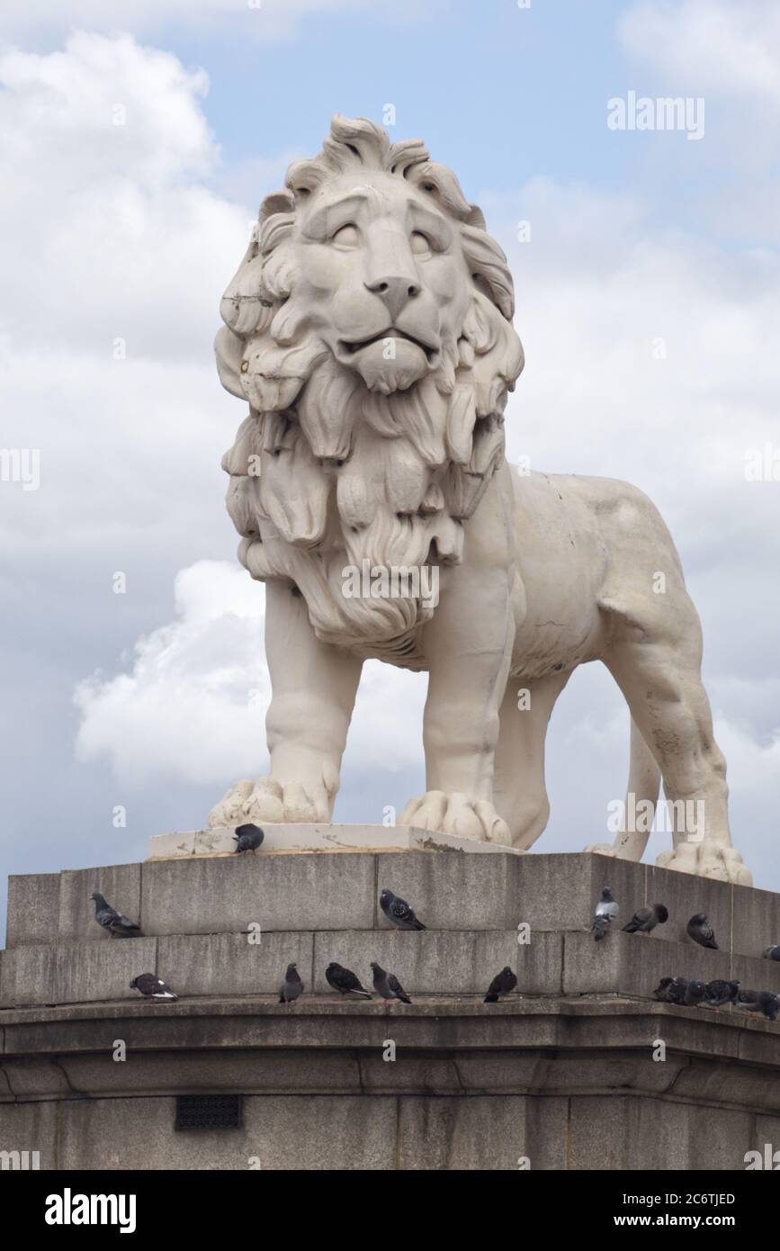 Il leone di Southbank, scultura in pietra di Coade di un leone maschile in piedi gettato nel 1837 Foto Stock