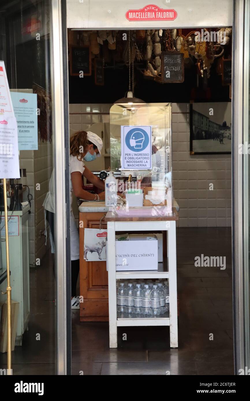 Greve in Chianti - Toscana - Italia - 6 luglio 2020.Deli shop in Toscana durante il Covid 19. Un assistente prepara il cibo indossando una maschera. Foto Stock