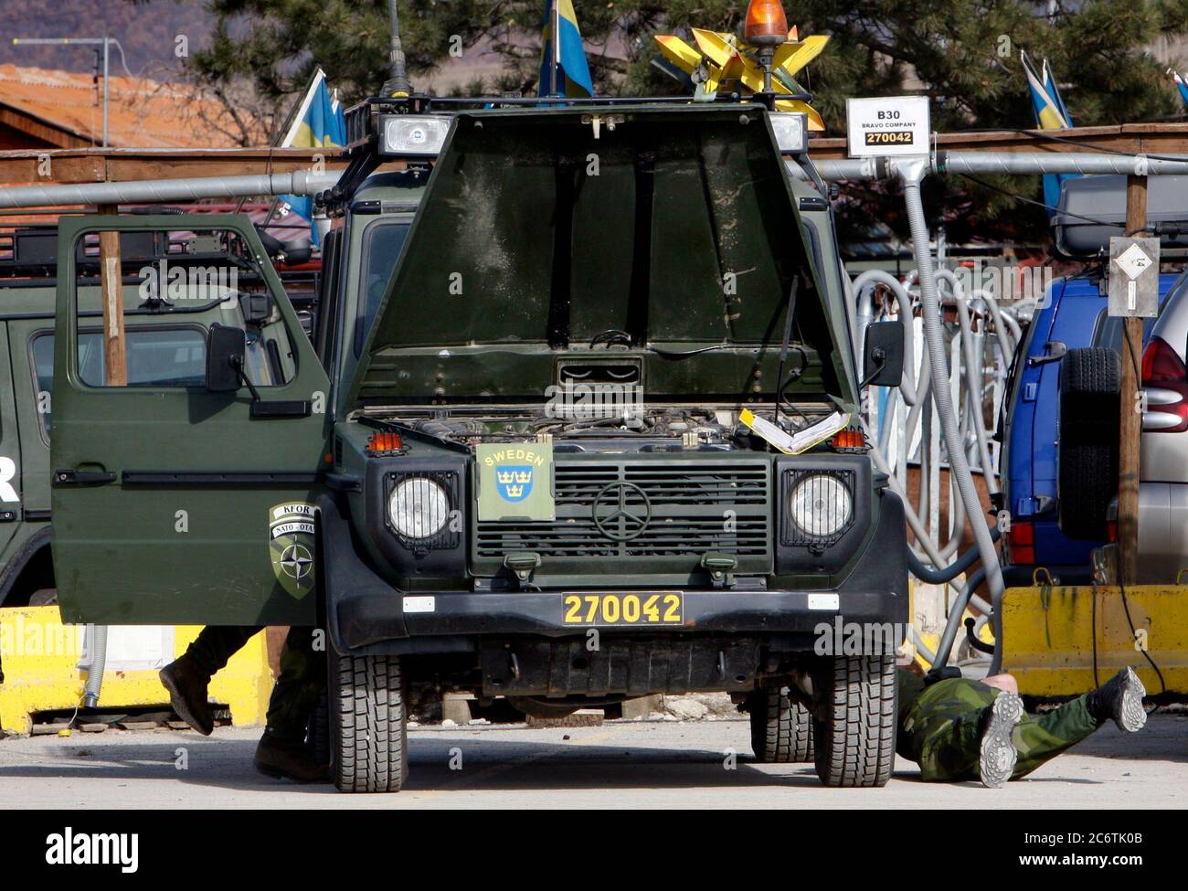 Ajvalia, Kosovo 20080224 rapporto da Camp Victoria, e la forza svedese KFOR, appena a sud della capitale Pristina. Nella foto: Soldati KFOR che riparano i loro veicoli militari. Foto Gippe Gustafsson Foto Stock