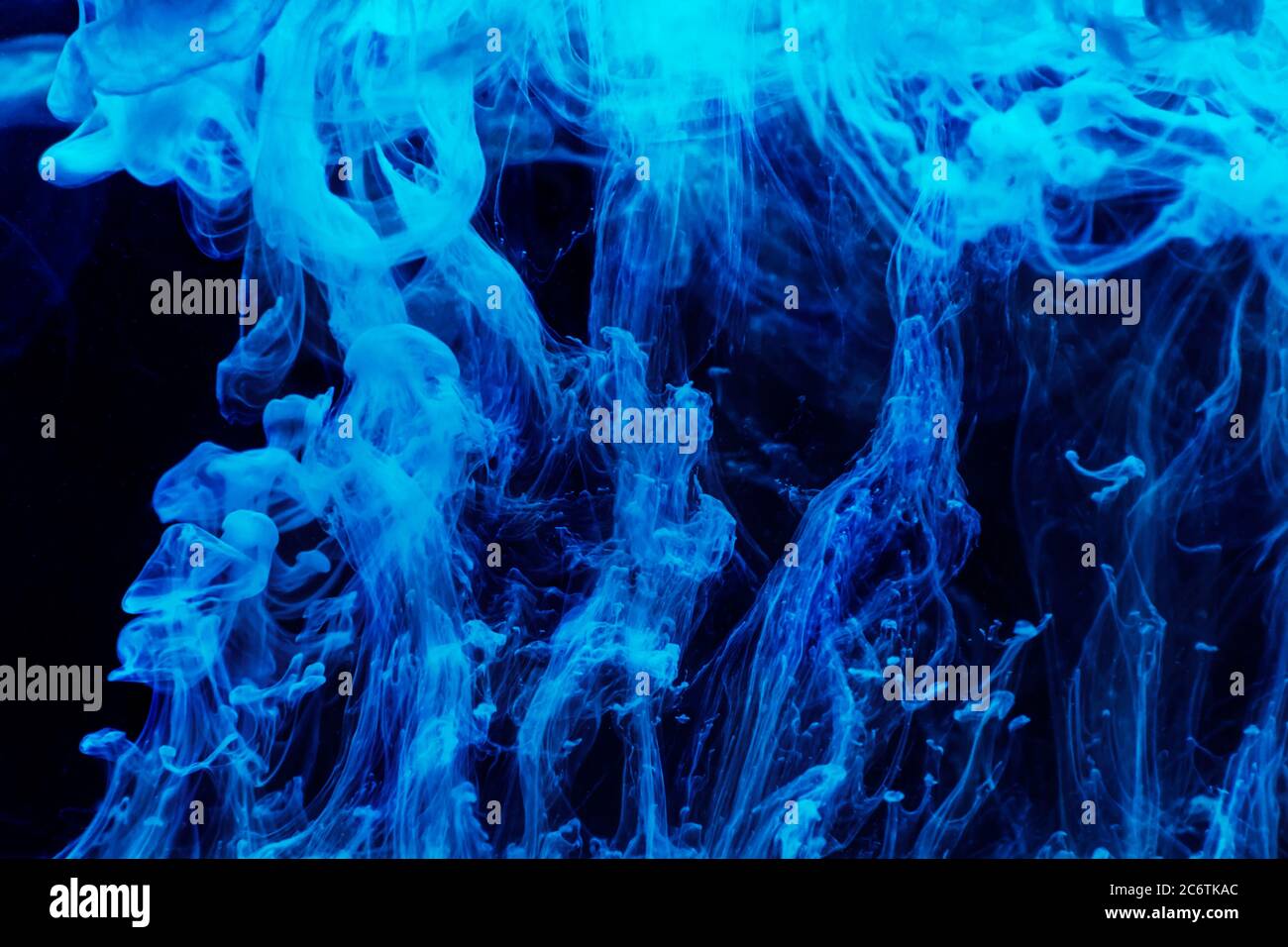 Gocce blu in movimento in acqua Foto Stock