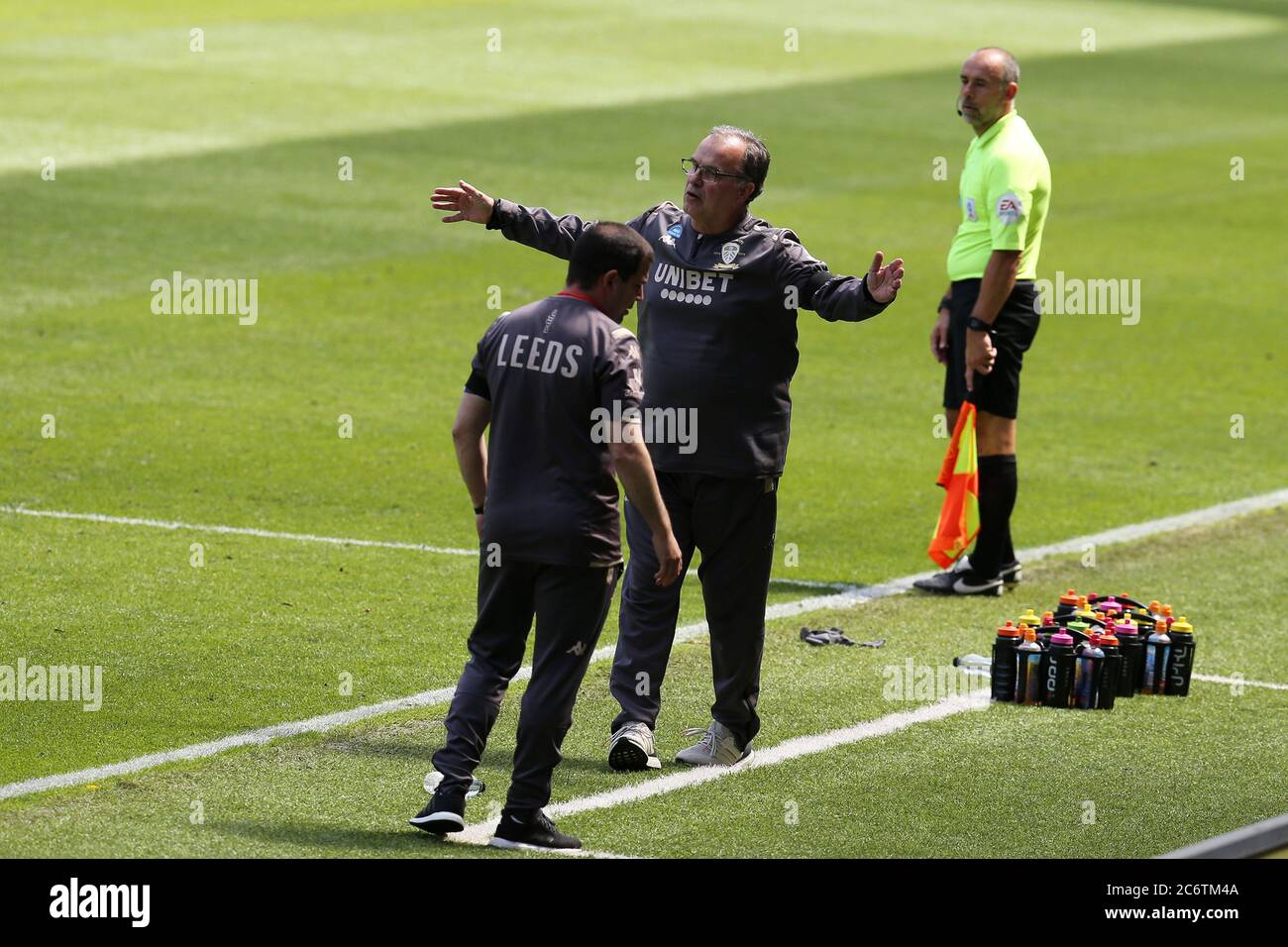 Swansea, Regno Unito. 12 luglio 2020. Marcelo Bielsa, il capo allenatore di Leeds Utd reagisce sulla linea di contatto. EFL Skybet Championship match, Swansea City contro Leeds United al Liberty Stadium di Swansea domenica 12 luglio 2020. Questa immagine può essere utilizzata solo per scopi editoriali. Solo per uso editoriale, licenza richiesta per uso commerciale. Non si può usare nelle scommesse, nei giochi o nelle pubblicazioni di un singolo club/campionato/giocatore. pic di Andrew Orchard/Andrew Orchard sport photography/Alamy Live news Credit: Andrew Orchard sports photography/Alamy Live News Foto Stock