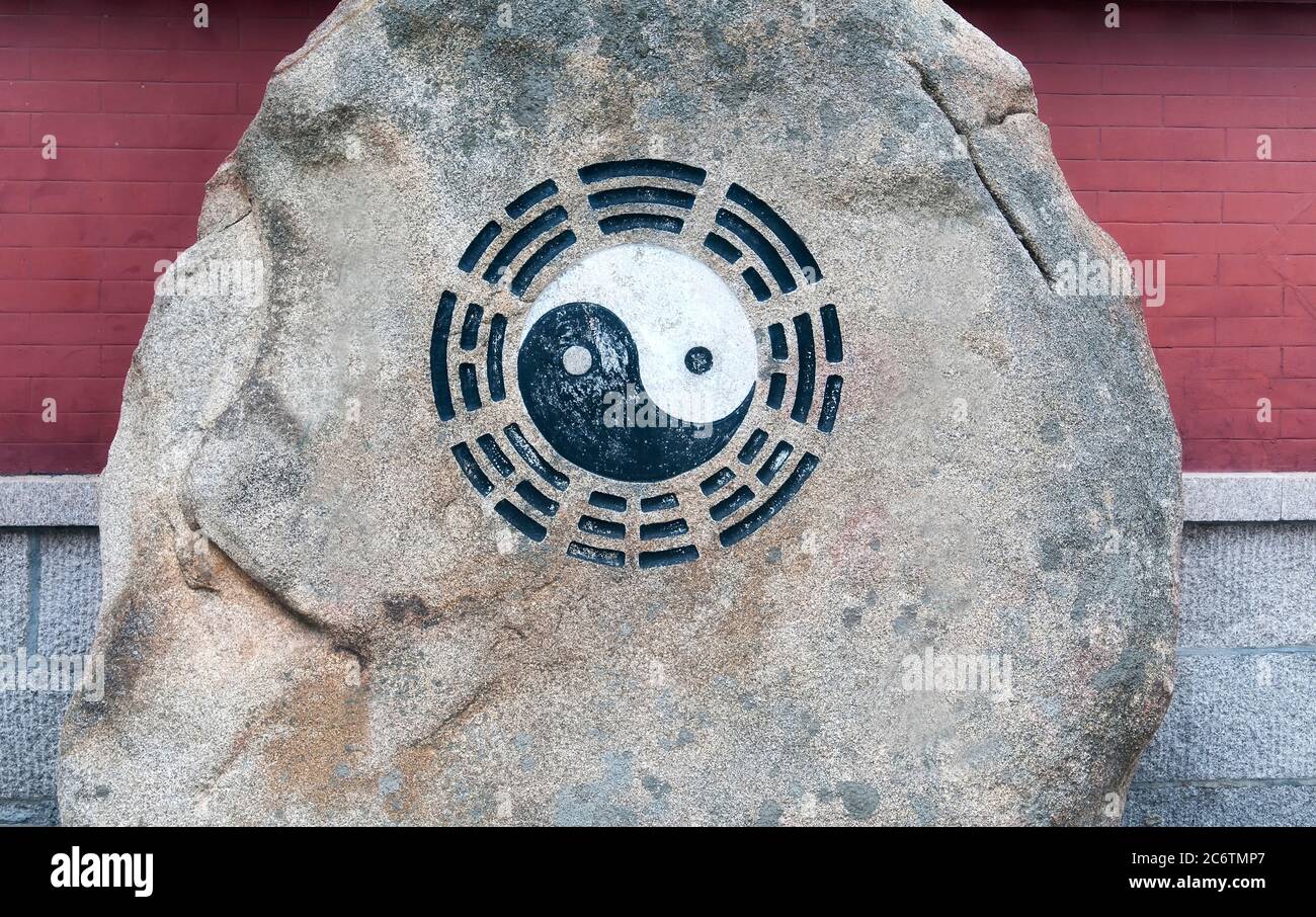 Un simbolo taoista Yyang bianco e nero su una roccia all'interno dell'area panoramica di Taiqing nella provincia di Qingdao China Shandong. Foto Stock
