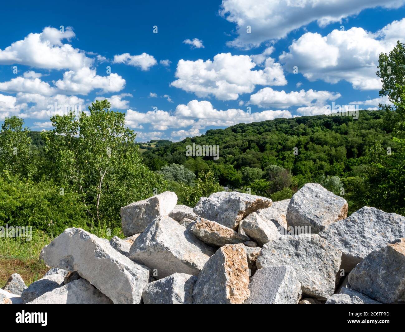 Paesaggio scena nella contea di Washington del sud-ovest della Pennsylvania vicino Pittsburgh con grandi massi accatastati in primo piano e alberi verdi con una v Foto Stock