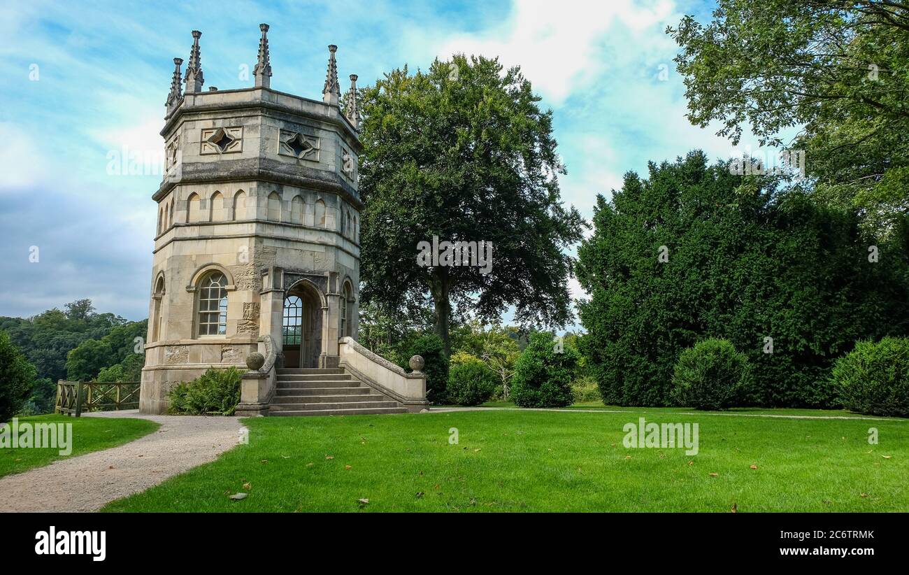 Torre Octagon sulla cima della collina che si affaccia sul Giardino Acqueo Studley Royal, vicino a Ripon in Inghilterra Foto Stock