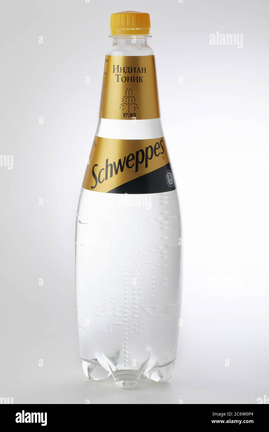 Bottiglia di acqua tonica indiana di Schweppes contenente chinina su sfondo bianco Foto Stock