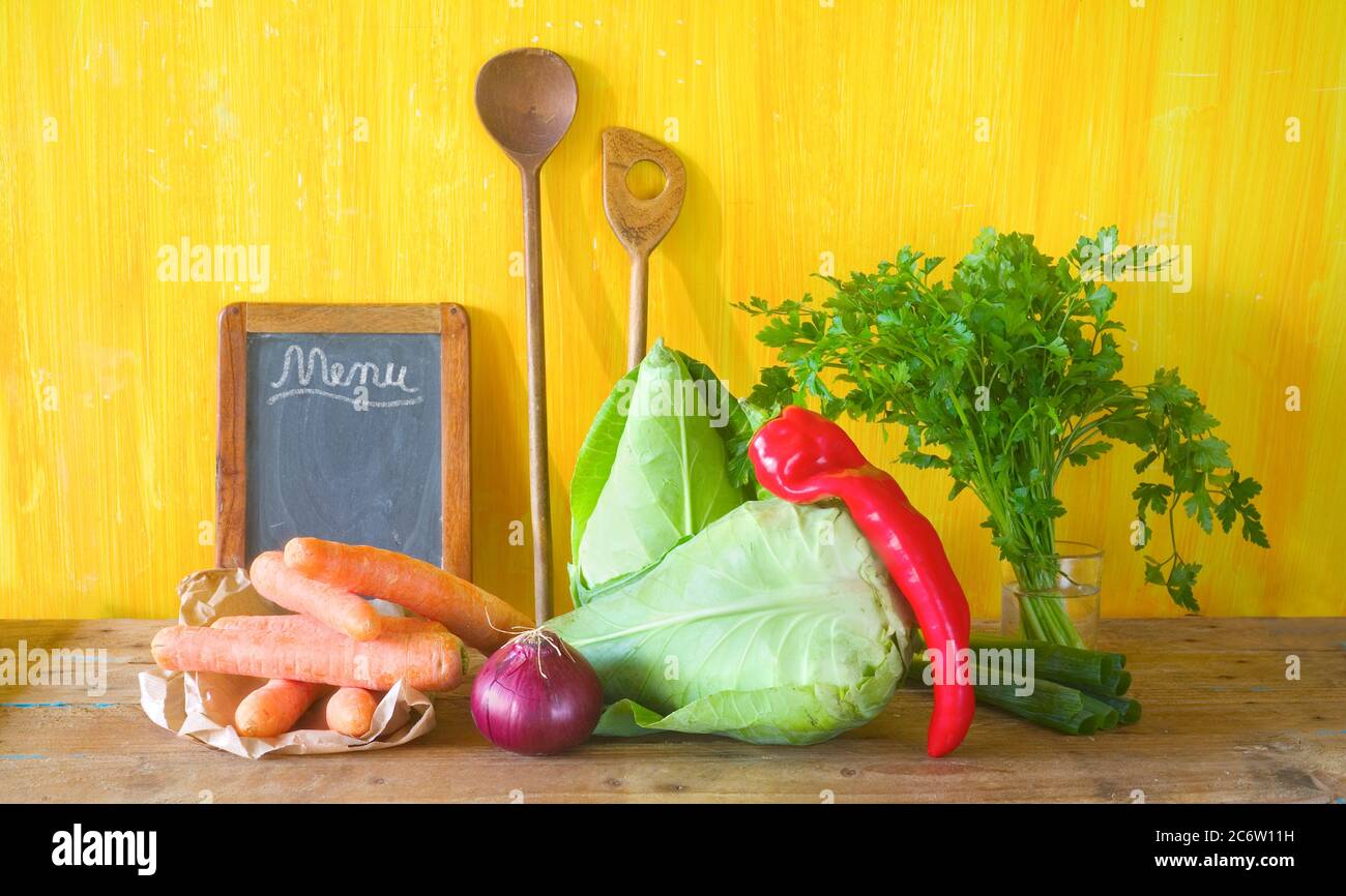 modello menu, lavagna e ingredienti alimentari, spazio libero per la copia Foto Stock