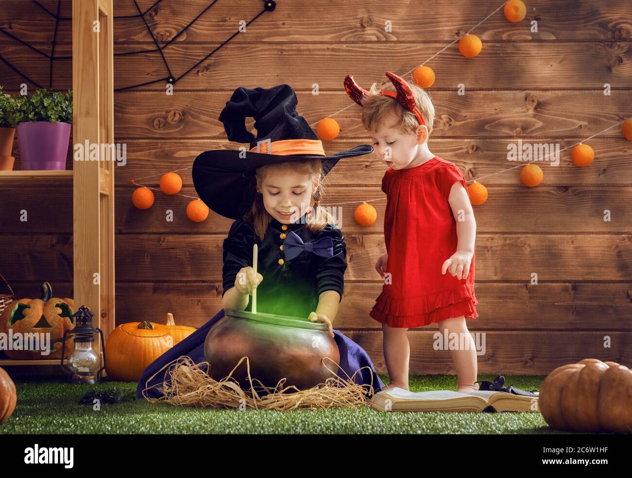 Due simpatiche sorelle celebrano la vacanza. Jolly bambini in costumi di  carnevale pronti per Halloween Foto stock - Alamy