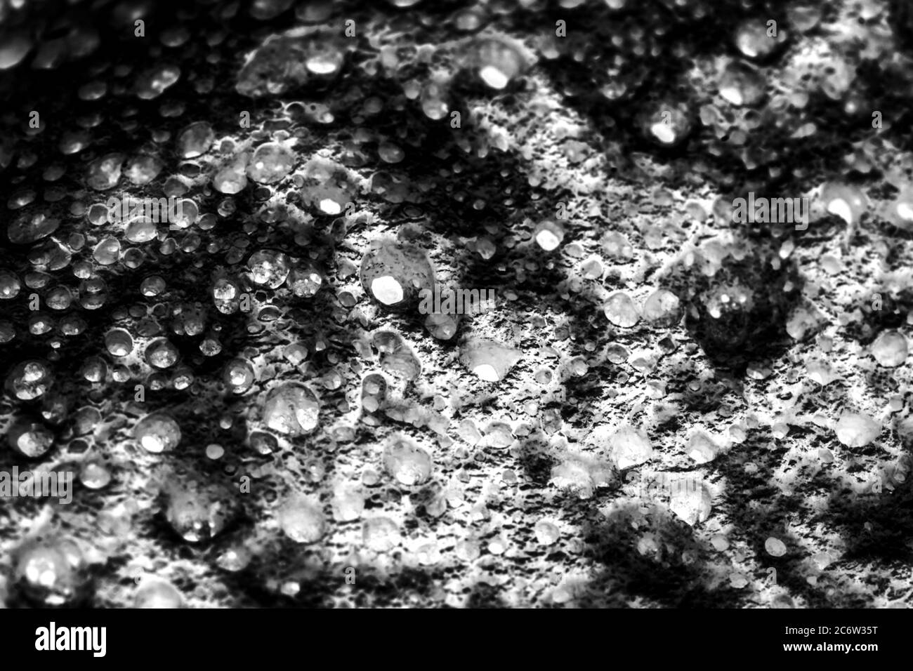 Struttura di superficie in bianco e nero con piccoli fori Foto Stock