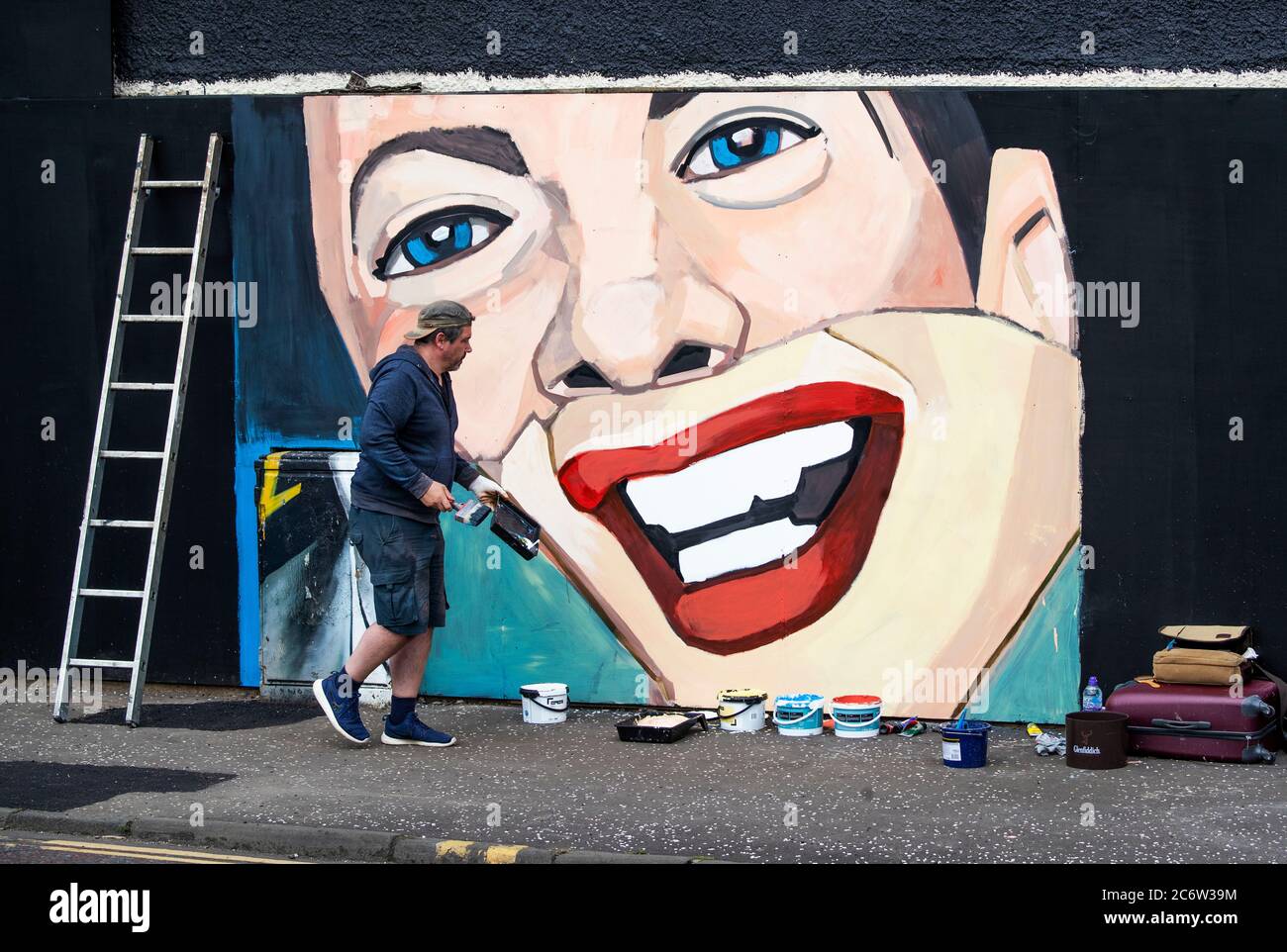 Jody Kelly, di Troon, che fa parte di un team di artisti che sono stati riuniti dal gruppo artistico di strada Art Pistol per produrre nuovi lavori per il famoso murale del Clutha Bar a Glasgow. Foto Stock