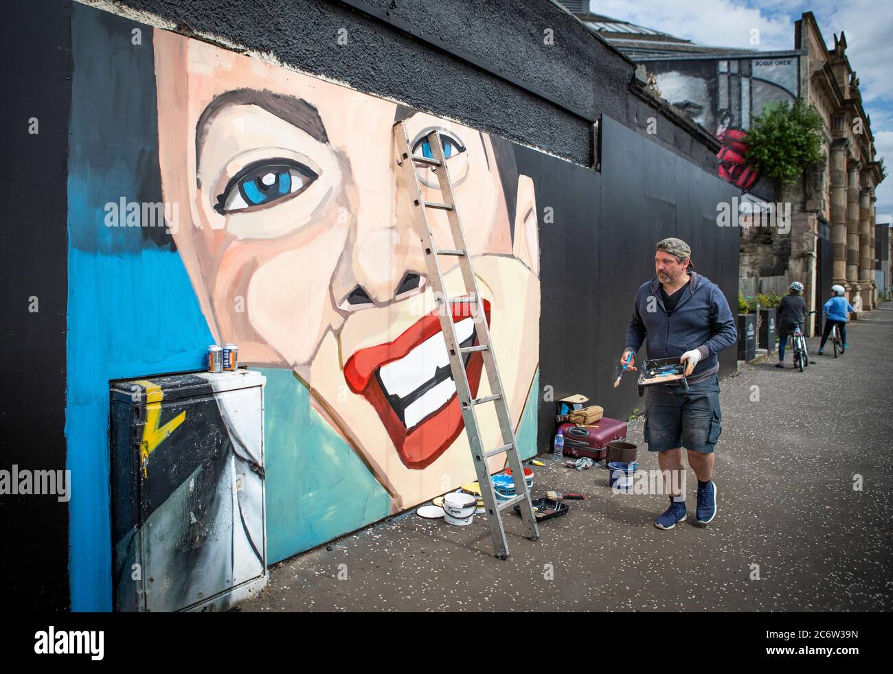 Jody Kelly, di Troon, che fa parte di un team di artisti che sono stati riuniti dal gruppo artistico di strada Art Pistol per produrre nuovi lavori per il famoso murale del Clutha Bar a Glasgow. Foto Stock